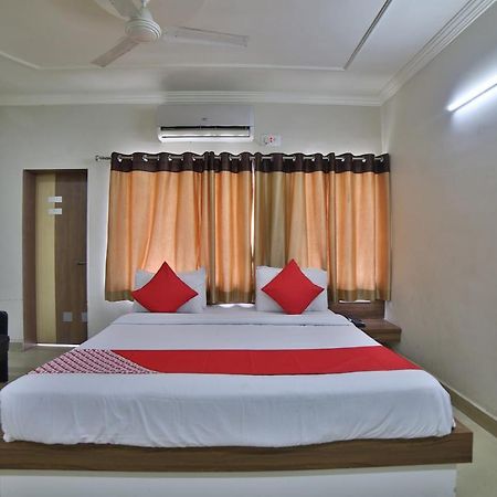 Oyo 41929 Hotel Loyal Residency Jāmnagar Esterno foto