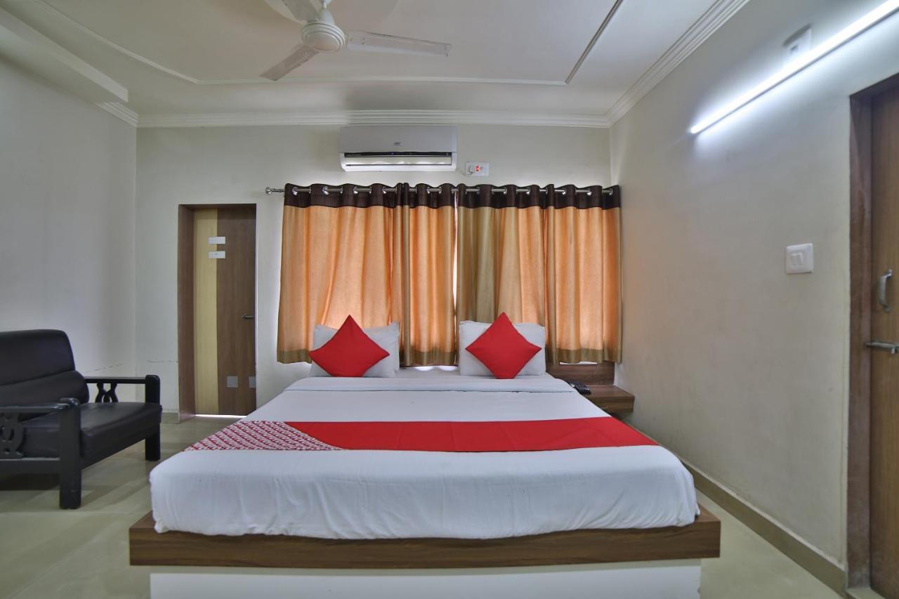 Oyo 41929 Hotel Loyal Residency Jāmnagar Esterno foto