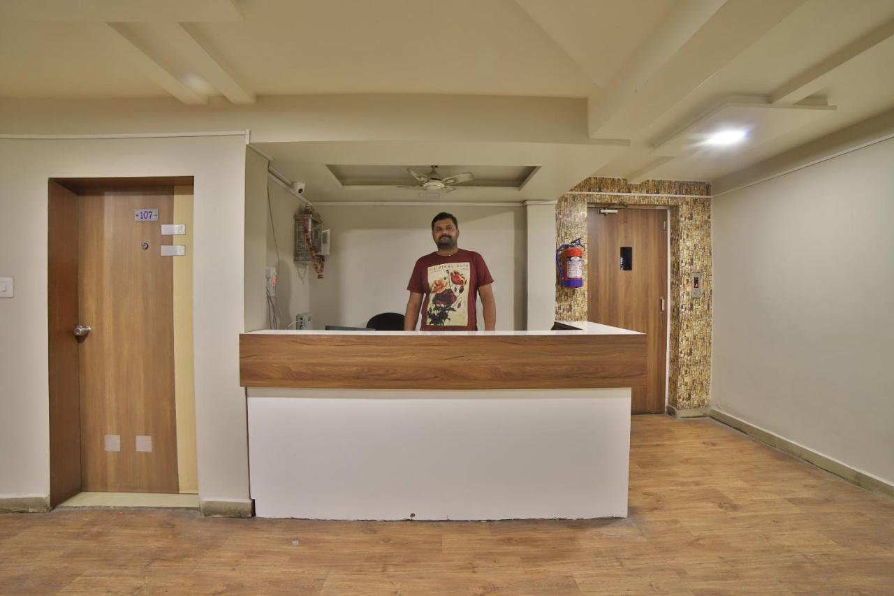 Oyo 41929 Hotel Loyal Residency Jāmnagar Esterno foto
