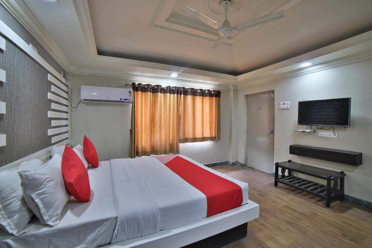 Oyo 41929 Hotel Loyal Residency Jāmnagar Esterno foto