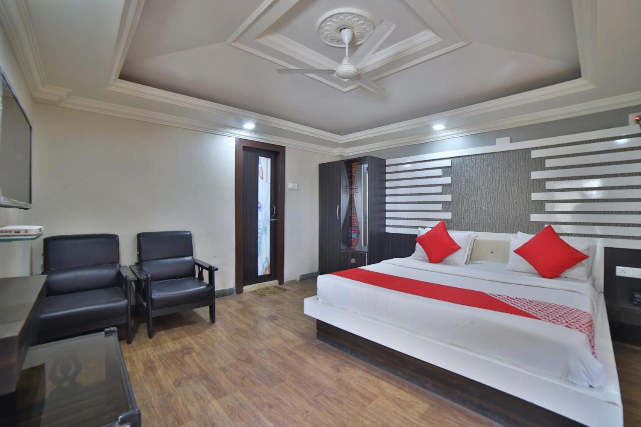 Oyo 41929 Hotel Loyal Residency Jāmnagar Esterno foto