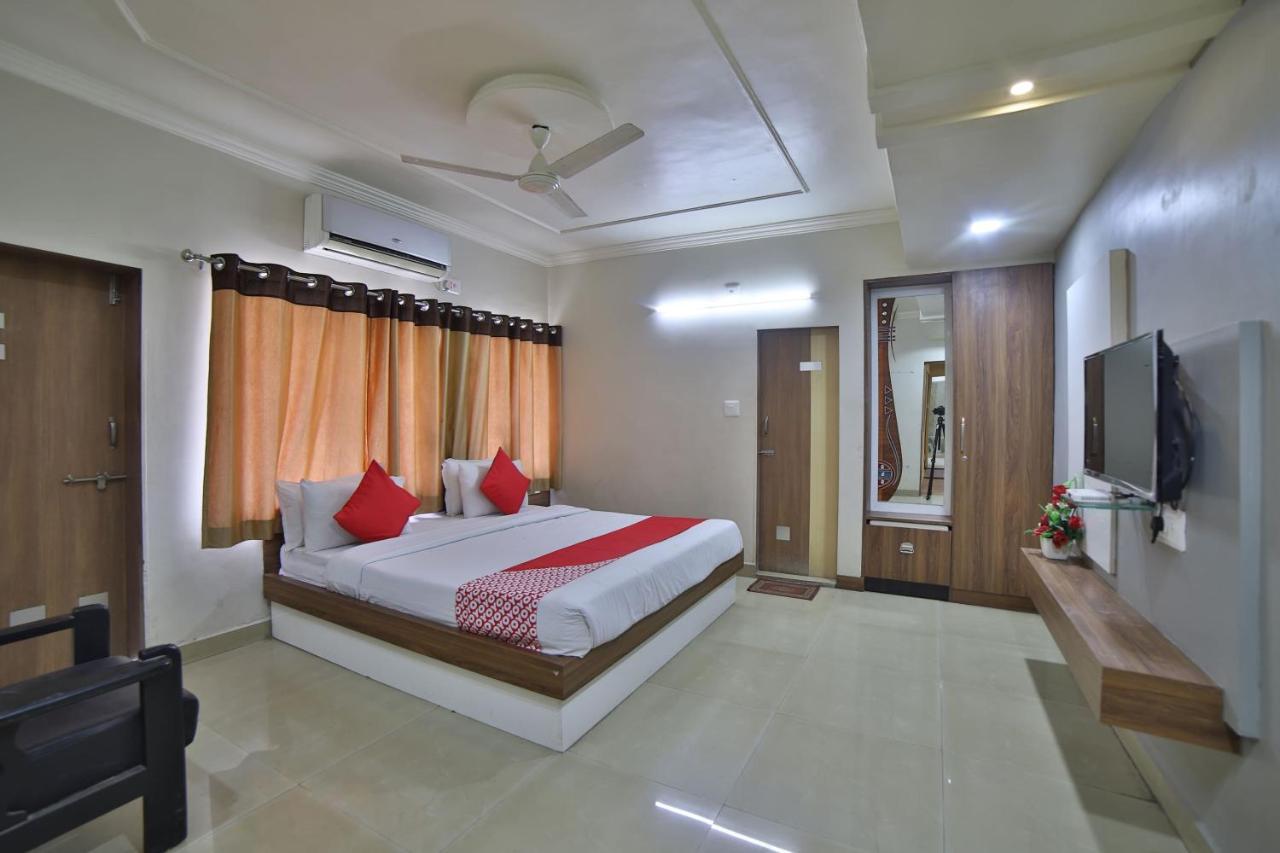 Oyo 41929 Hotel Loyal Residency Jāmnagar Esterno foto