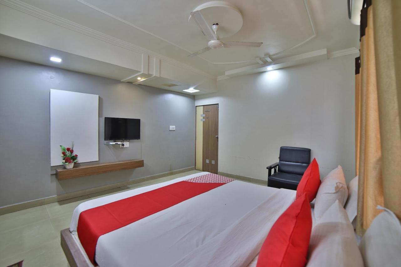 Oyo 41929 Hotel Loyal Residency Jāmnagar Esterno foto