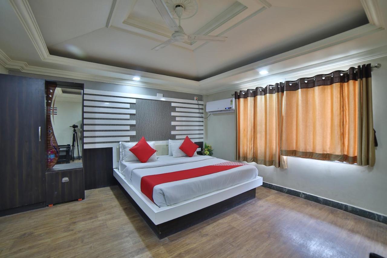 Oyo 41929 Hotel Loyal Residency Jāmnagar Esterno foto